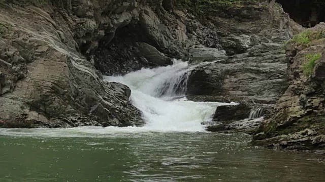 山间河流上的瀑布视频下载