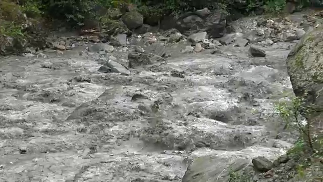 雨后的泥流视频素材