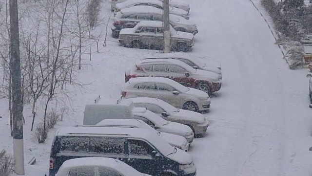 停着的汽车被暴风雪覆盖视频素材