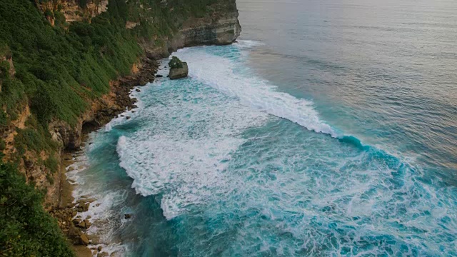 巴厘岛和印度洋岛屿回顾。一年四季阳光明媚，海湾碧绿的海水和白沙天堂般的岛屿独具特色。在巴厘岛旅游是一种积极的运动，是一种放松视频素材