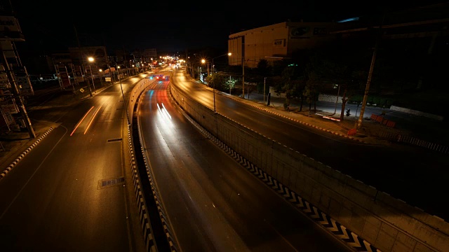 一个交通在道路与地下通道在晚上视频时间推移视频素材