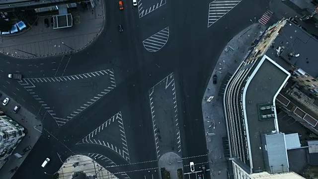 鸟瞰图繁忙的交通在十字路口的道路在阳光灿烂的一天在大城市，拍摄4K超高清视频素材