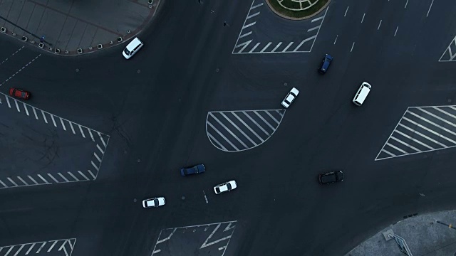 鸟瞰图繁忙的交通在十字路口的道路在阳光灿烂的一天在大城市，拍摄4K超高清视频素材