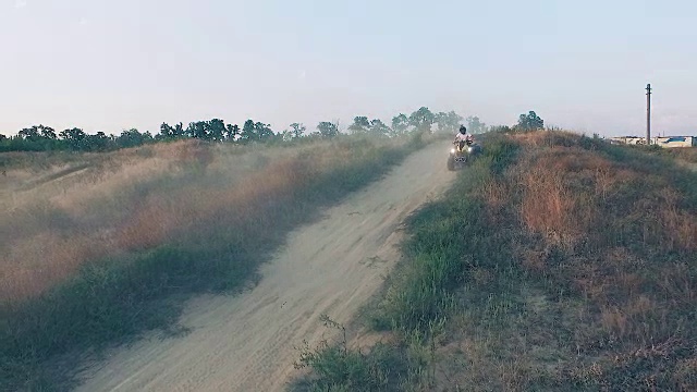 极限运动四辆自行车比赛。天线。慢动作视频素材