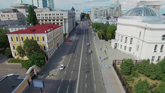 鸟瞰图繁忙的交通在十字路口的道路在阳光灿烂的一天在大城市，拍摄4K超高清视频素材