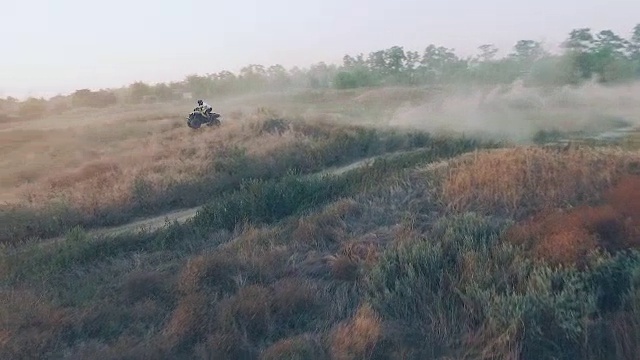 极限运动四辆自行车比赛。天线。慢动作视频素材