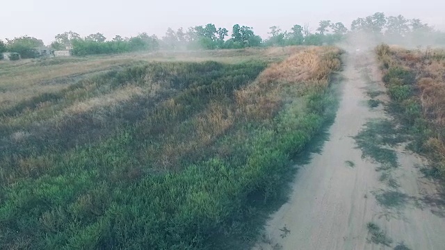 极限运动四辆自行车比赛。天线。慢动作视频素材