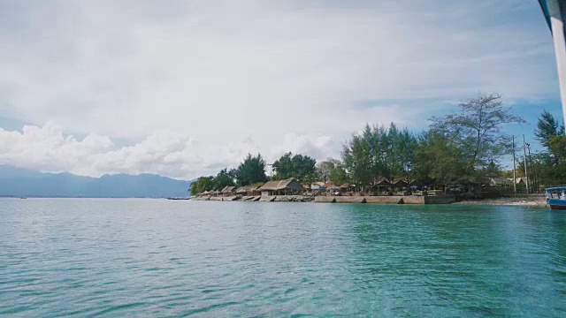 海洋概况，岛屿和巴厘岛的美丽景色。巴厘岛是古老的寺庙，永远湛蓝的海洋和天空，亮绿色的椰子树，阳光和白色的沙滩视频素材