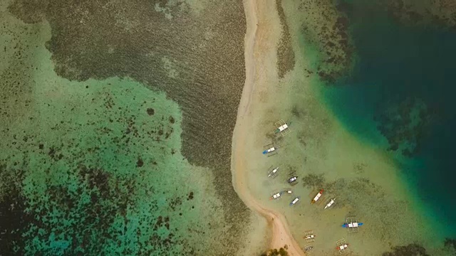 美丽的热带海滩，鸟瞰图。热带岛屿视频素材