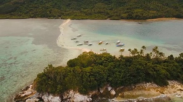 美丽的热带海滩，鸟瞰图。热带岛屿视频素材