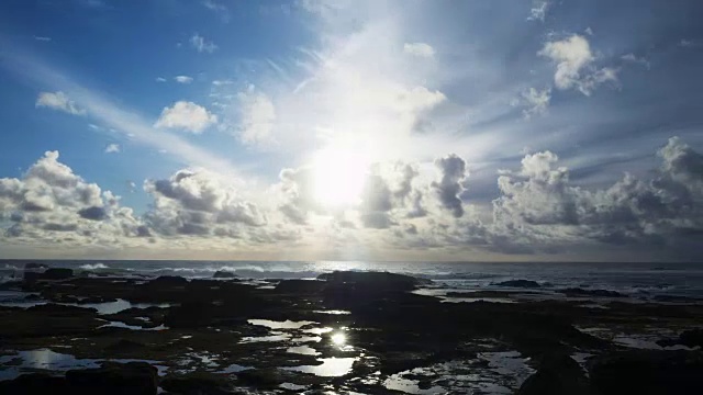 从日出到日落，美丽的海滩映衬着多云的天空视频素材