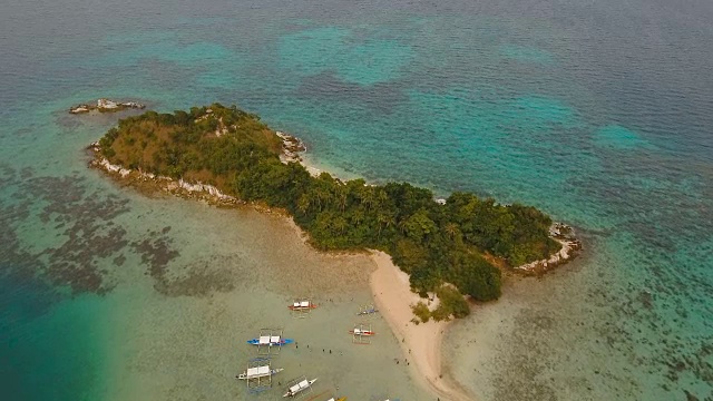 美丽的热带海滩，鸟瞰图。热带岛屿视频素材