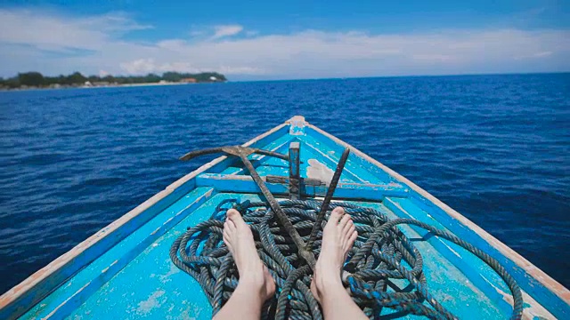 巴厘岛的海洋岛屿。船之旅。年轻人在海上乘船游览。惊人的清澈的海洋，全年的阳光，天堂岛-田园诗般的画面视频素材