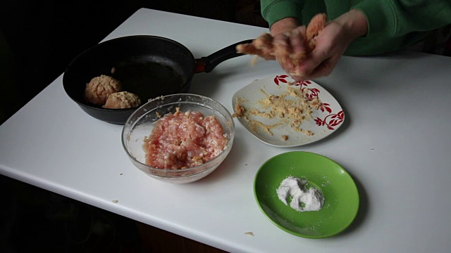 准备肉丸用的肉末视频素材