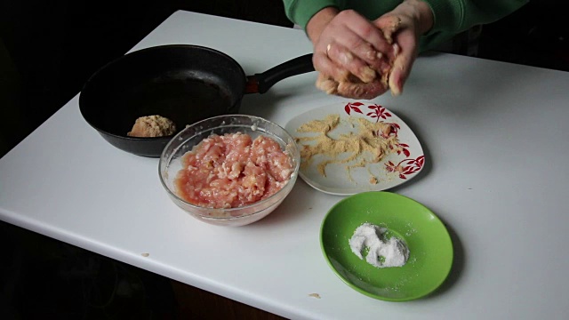 准备肉丸用的肉末。视频素材