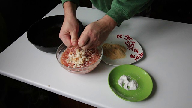 准备肉丸用的肉末视频素材