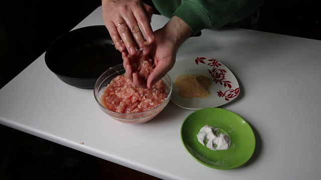 准备肉丸用的肉末视频素材