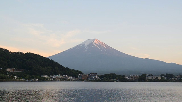 春天的富士山和山梨县川口湖的日落天空视频素材