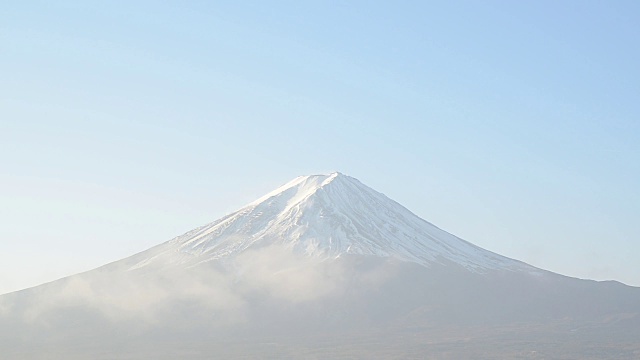 富士山和移动云在早上在川口湖日本视频素材