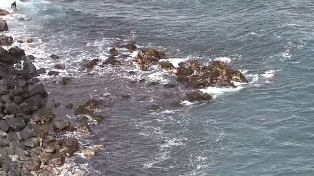 海浪撞击岩石视频素材