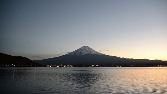 秋天的富士山和日本川口湖的日落天空视频下载