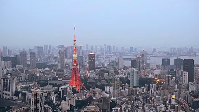 东京塔是位于芝竹园区的一个通讯和观察塔视频素材