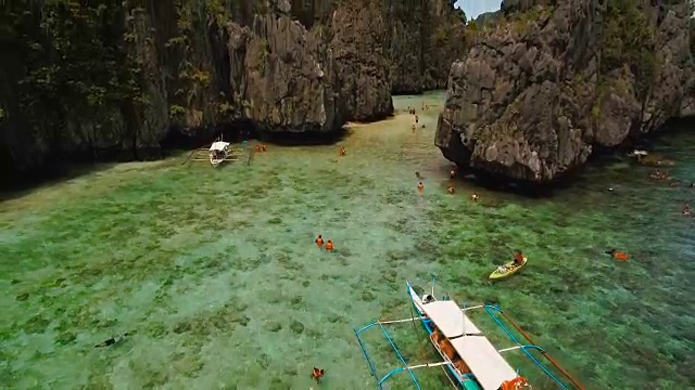 美丽的热带泻湖，鸟瞰图。热带岛屿视频素材