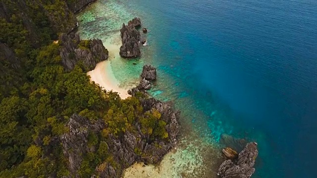 美丽的热带泻湖，鸟瞰图。热带岛屿视频素材