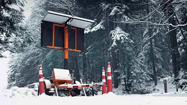 暴风雪中汽车通过路标视频素材