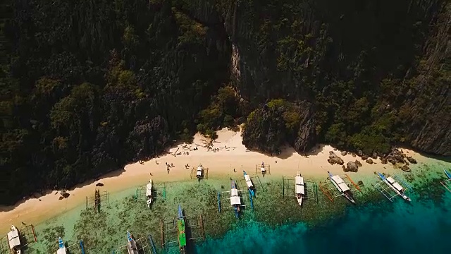 美丽的热带泻湖，鸟瞰图。热带岛屿视频素材