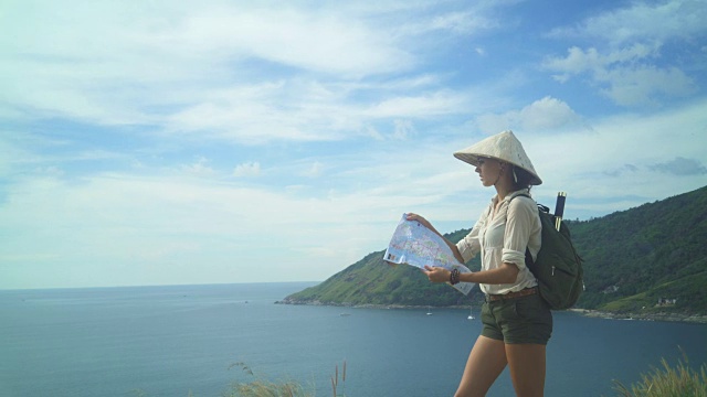 山顶上的女性游客阅读地图视频素材