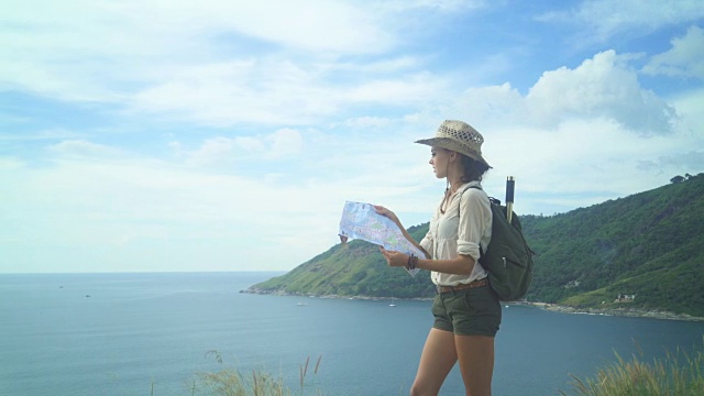 女子背包监控手中的旅游地图视频素材