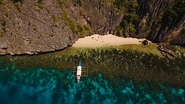 美丽的热带泻湖，鸟瞰图。热带岛屿视频素材