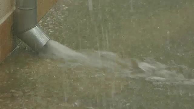 雨水从落水管中倾泻而出视频下载