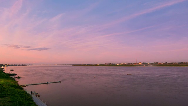 时间流逝，雄伟的湄公河流动和风景优美的天空。从泰国河边眺望对岸老挝令人惊叹的风景。视频素材