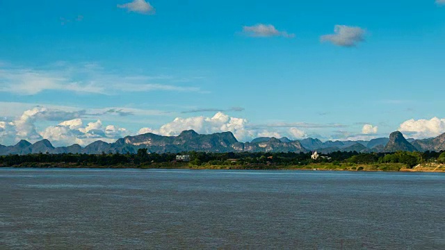 时间流逝，雄伟的湄公河流动和风景优美的天空。从泰国河边眺望对岸老挝令人惊叹的风景。视频素材