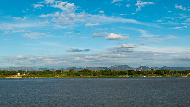 时间流逝，雄伟的湄公河流动和风景优美的天空。从泰国河边眺望对岸老挝令人惊叹的风景。视频素材