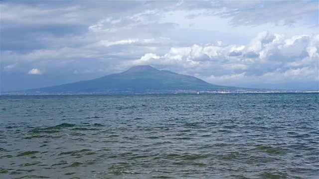 以索伦托海岸线、那不勒斯湾和维苏威火山为背景视频素材