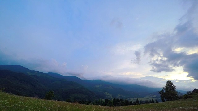 山顶上的日落天空。视频素材