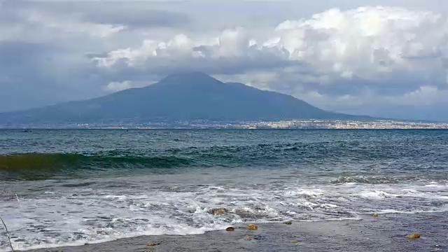 以索伦托海岸线、那不勒斯湾和维苏威火山为背景视频素材