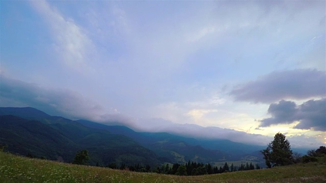 山顶上的日落天空。视频素材