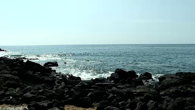 黑色熔岩岩石海滩与海浪科纳夏威夷视频素材