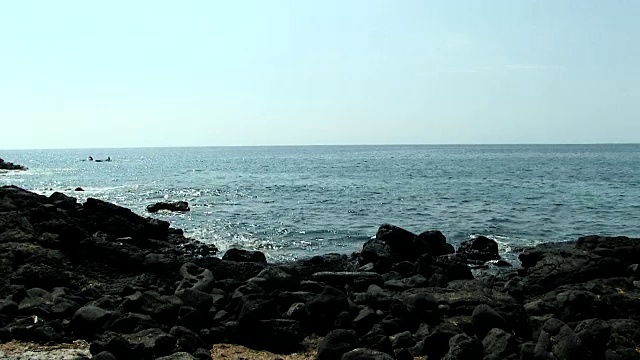 黑色熔岩岩石海滩与海浪科纳夏威夷皮划艇视频素材