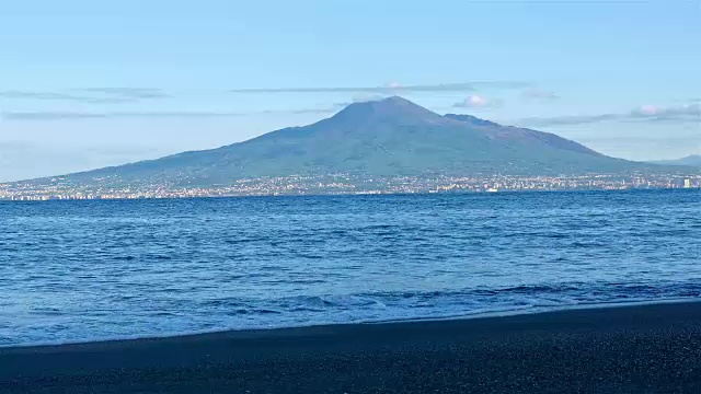 以索伦托海岸线、那不勒斯湾和维苏威火山为背景视频素材