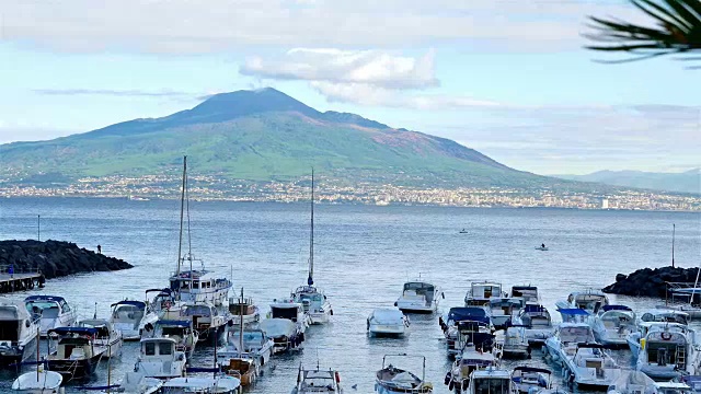 索伦托海岸线，那不勒斯湾和维苏威火山为背景，游艇在前面视频素材