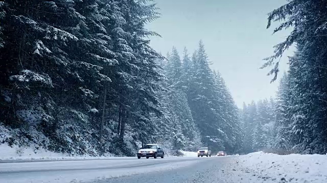 大雪中许多汽车在路上行驶视频素材