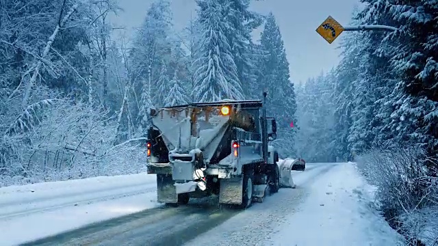 开着扫雪机的卡车和汽车经过视频素材