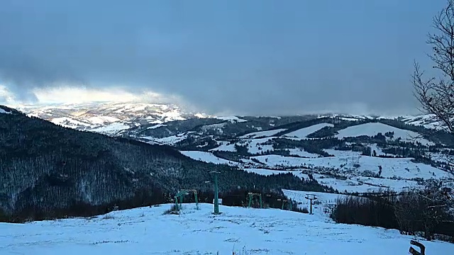 山上的滑雪缆车视频素材