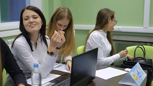 大学礼堂。穿着白衬衫的女孩们有说有笑。他们正兴致勃勃地准备开学视频素材