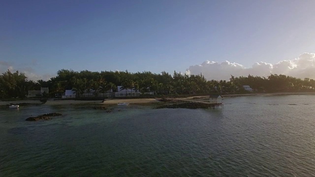 飞越毛里求斯岛的海滨度假胜地和绿地视频素材